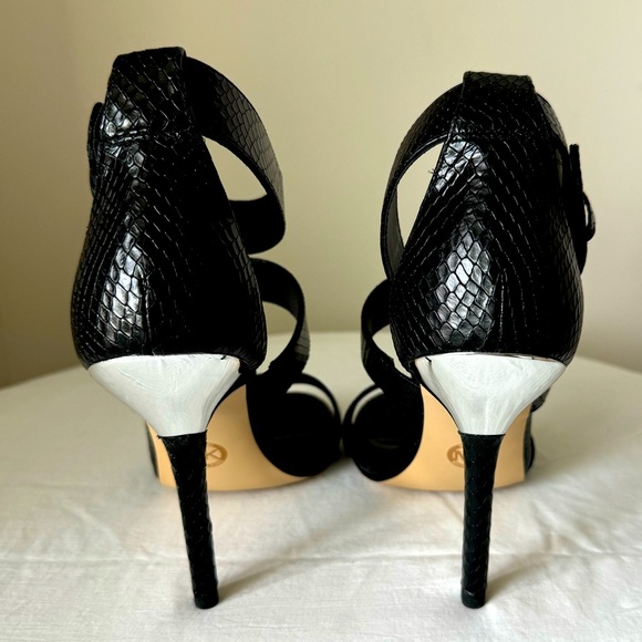 Michael Kors Amal Sandal Size 7 Black Embossed Leather & Silver NIB - Picture 2 of 7